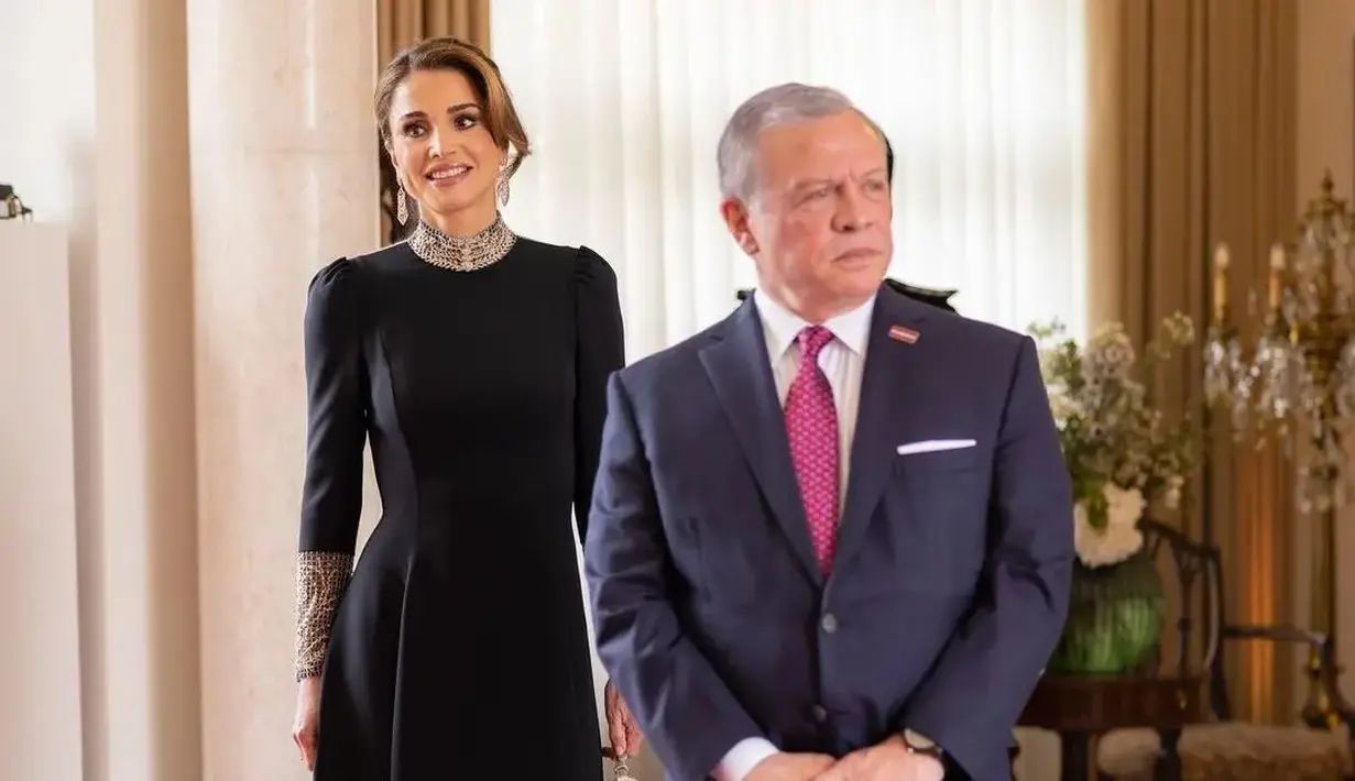 Queen Rania terlihat elegan dengan gaya klasik. [@queenrania]