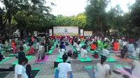 Peringatan Hari Yoga Internasional yang diselenggarakan oleh Kedutaan Besar India di Jakarta (Liputan6.com/Teddy Tri Setio Berty)