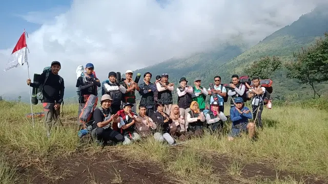 Peringati Hari Tongkat Putih Sedunia, Komunitas Disabilitas di Malang Lancarkan Kampanye Inklusif dengan Mendaki Gunung. Foto: Difpala.