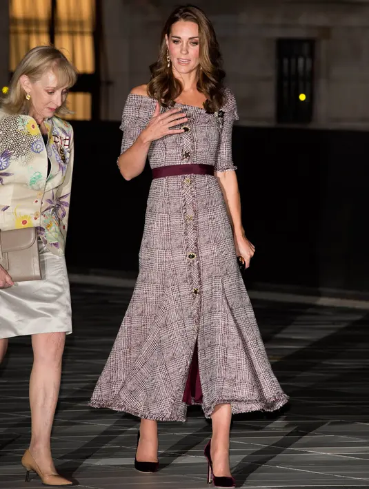 Duchess of Cambridge, Kate Middleton menghadiri pembukaan pameran fotografi di Museum Victoria & Albert, London, Rabu (10/10). Kate Middleton menebar pesonanya dalam balutan gaun berbahan tweed rancangan Erdem Moralioglu. (AP PHOTO)