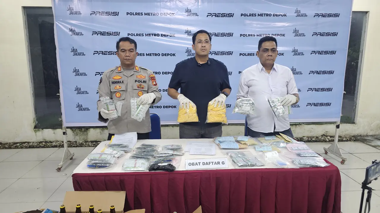 Polisi bongkar penjualan obat G di Depok. (Liputan6.com/Dicky Agung Prihanto)