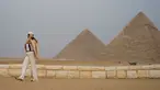 Ibu Negara AS Melania Trump memegang topinya saat berkunjung ke situs bersejarah Piramida Giza, Kairo, Mesir (6/10). Melania tampil mengenakan busana safari klasik saat mengunjungi destinasi terakhir selama seminggu di Afrika. (AP Photo/Carolyn Kaster)