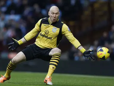Kiper Aston Villa Brad Guzan gagal menghentikan tembakan Tom Cleverley pada pertandingan sepak bola Liga Inggris antara Aston Villa vs Manchester United di Villa Park, Birmingham (151213). (AFP/Adrian Dennis)