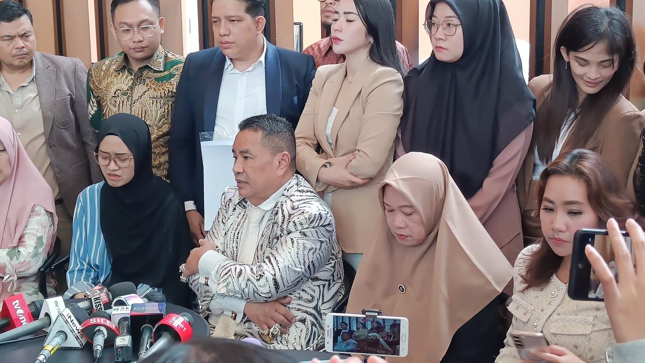 VIDEO: Isak Tangis Keluarga Polisi Ditembak TNI: Sembilan Hari Sudah Lewat Siapa Bunuh Adik Saya?