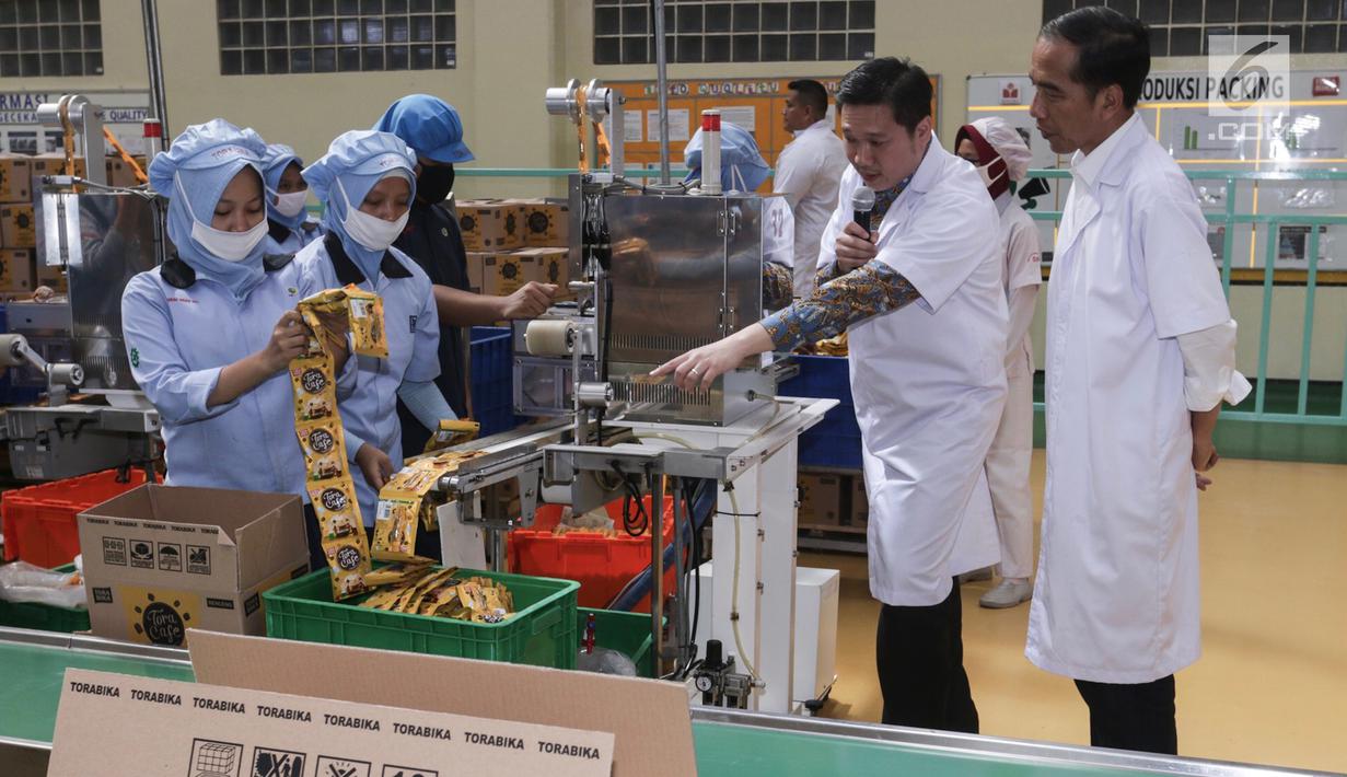 Presiden Jokowi didampingi Presiden Direktur Andre Atmadja meninjau pabrik Mayora di Cikupa Tangerang, Senin (18/2) . Mayora Indah yang berdiri sejak 1977 bergerak di bidang consumer goods yang merambah pasar global. (Liputan6.com/Fery Pradolo)