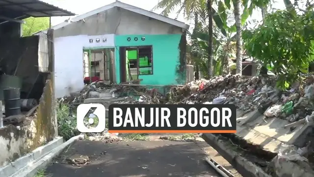 Banjir bandang melanda wilayah Cikaret Kota Bogor. Banjir yang datang tiba-tiba membuat warga panik. Usai banjir gumpalan lumpur memenuhi pekarangan dan rumah warga.