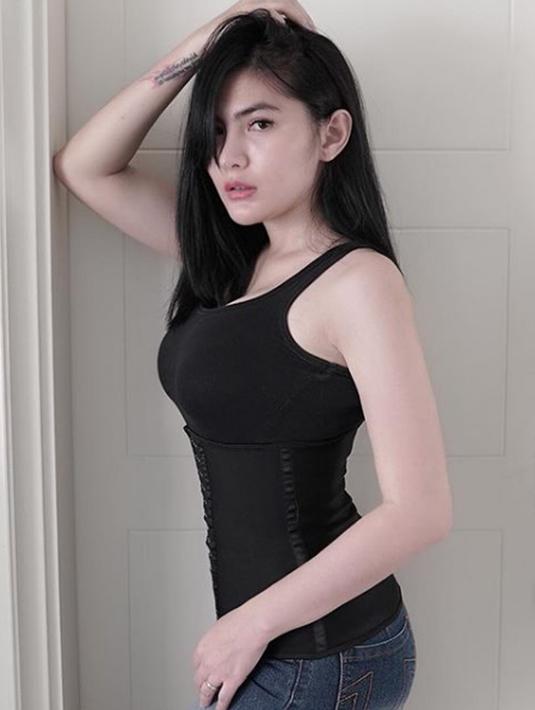 FOTO: Pose Menggoda Angela Lee, Selebgram Cantik yang ...