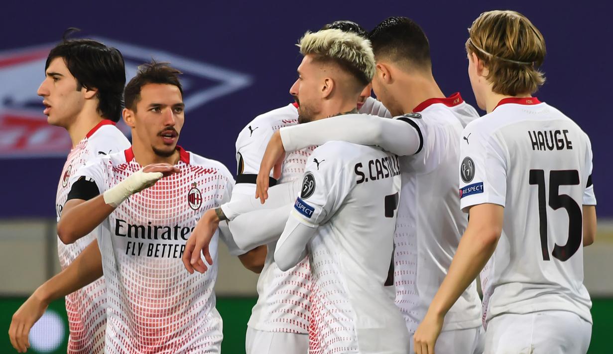 Pemain AC Milan merayakan gol yang dicetak Samuel Castillejo Azuaga ke gawang Lille pada laga lanjutan Liga Europa di Stade Pierre Mauroy, Jumat (27/11/2020) dini hari WIB. AC Milan bermain imbang 1-1 menghadapi Lille. (AFP/Dennis Charlet/pool)