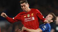 Striker Liverpool, Roberto Firmino berebut bola dengan bek Chelsea, Marcos Alonso pada laga putaran lima Piala FA di Stamford Bridge, London, Selasa (3/3/2020). Chelsea mengemas kemenangan telak 2-0 atas tamunya Liverpool. (AP/Ian Walton)
