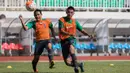 Pemain Borneo FC, Lerby Eliandry, berusaha melewati pemain Surabaya Bhayangkara, Evan Dimas, saat mengikuti seleksi perdana timnas Indonesia untuk Piala AFF di Stadion Pekansari, Bogor, Jawa Barat, Selasa (9/8/2016). (Bola.com/Vitalis Yogi Trisna)
