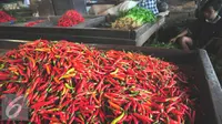 Harga komoditas cabai dan bawang merah mengalami kenaikan seiring dengan kondisi cuaca yang tidak menentu, Jakarta, Selasa (26/7). (Liputan6.com/Angga Yuniar)