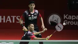 Di nomor ganda putra, Indonesia meloloskan 6 pasang ganda putra ke babak 16 besar. Satu-satunya ganda putra yang tumbang di hari pertama adalah juara All England 2022, Muhammad Shohibul Fikri/Bagas Maulana yang takluk dari rekan senegaranya, Sabar Karyaman Gutama/Moh Reza Pahlevi Isfahani dengan rubber game, 21-19, 12-21 dan 16-21. (Bola.com/Ikhwan Yanuar)