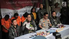 Dirreskrimum Polda Metro Jaya Kombes Pol Suyudi Ario Seto (dua kiri) menunjukkan barang bukti kasus sindikat kejahatan properti saat rilis di Jakarta, Jumat (9/8/2019). Subdit 2 Harda Ditreskrimum Polda Metro Jaya menangkap tiga tersangka dalam kasus ini. (Liputan6.com/Faizal Fanani)