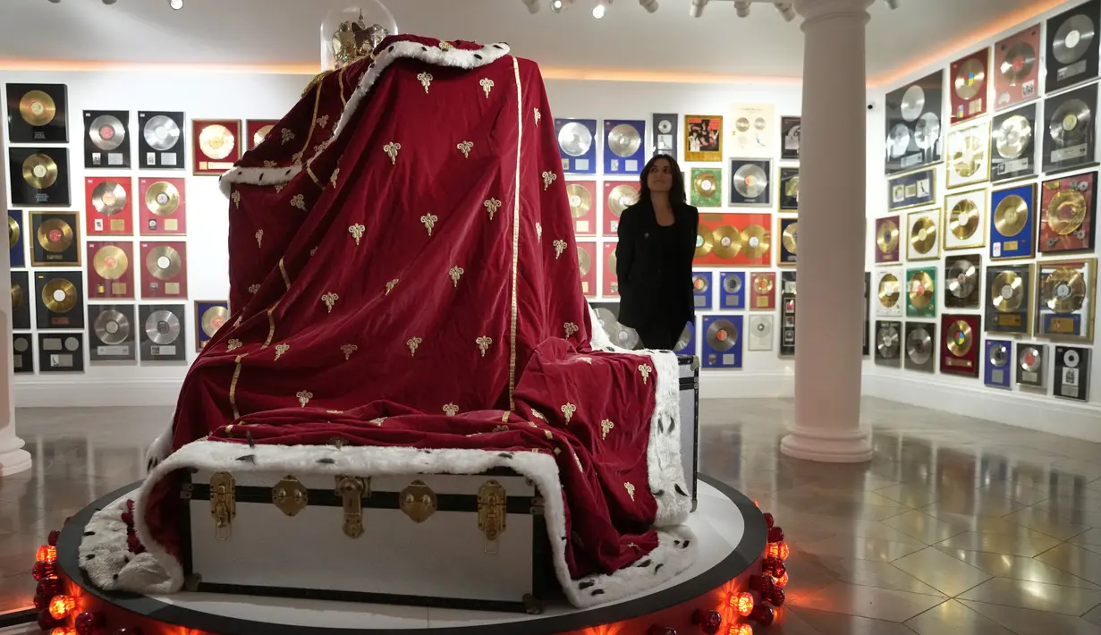 Mahkota dan ansambel jubah khas Freddie Mercury, dikenakan selama Tur 'Magic', dipajang di ruang lelang Sotheby di London, Kamis, 3 Agustus 2023. (AP Photo/Kirsty Wigglesworth)