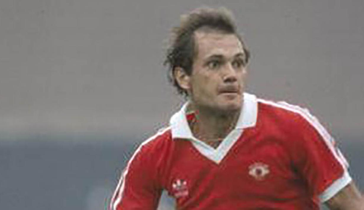 9. Ray Wilkins (1982), dirinya ditunjuk menjadi kapten Manchester United menggantikan Martin Buchan. Namun jabatan itu tidak lama karena kemudian sang pelatih, Ron Atkinson menggantinya dengan Bryan Robson. (twitter)