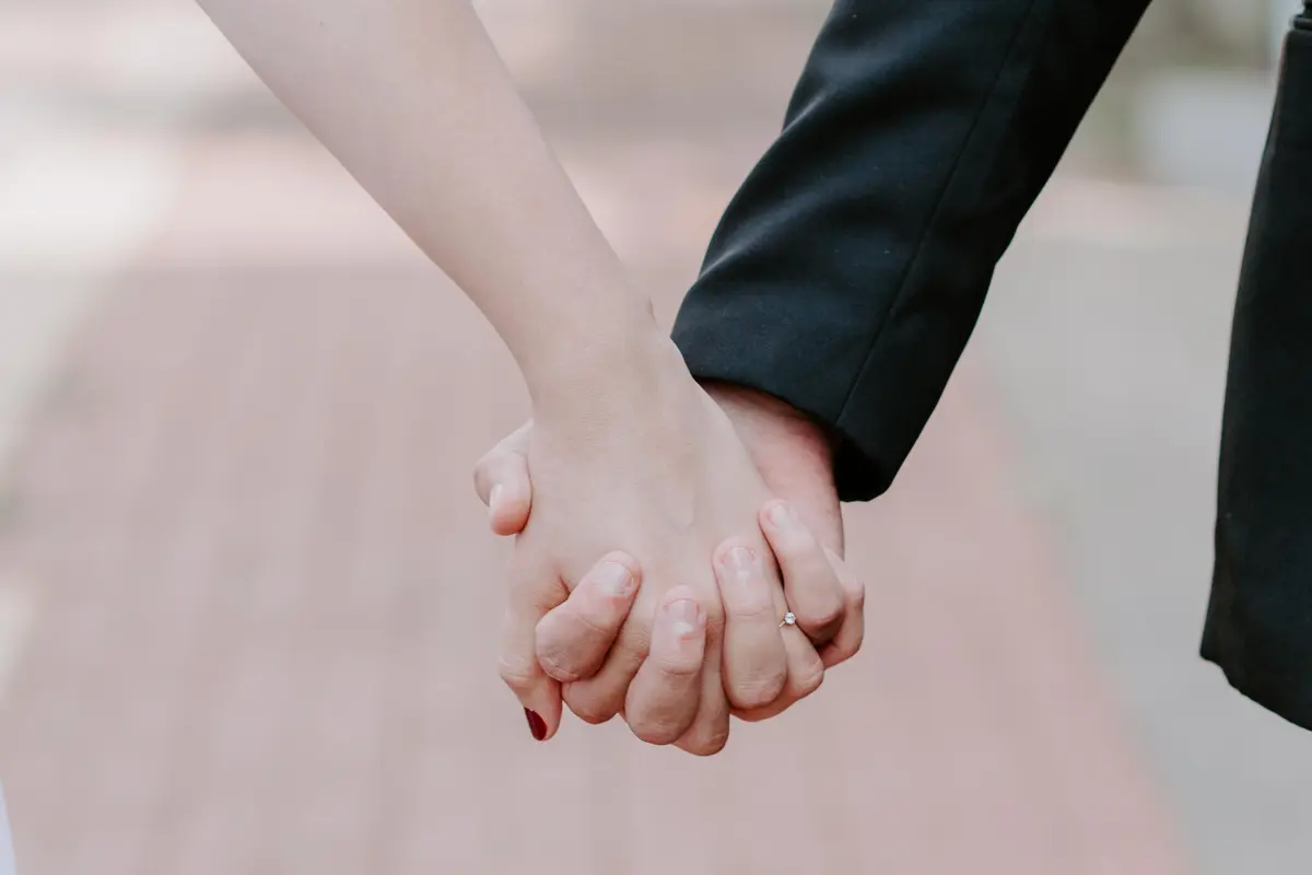 menggenggam tangan
