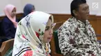 Istri gitaris Band Slank Abdee Negara, Anita Dewi Farida (kiri) menjalani sidang perceraian di PA Jakarta Selatan, Senin (9/7). Anita menghadirkan asisten rumah tangganya, Asih, sebagai seorang saksi. (Liputan6.com/Immanuel Antonius)