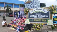 Karangan bunga fans Persebaya, Bonek untuk Aremania yang sedang berduka di Stadion Kanjuruhan, Malang. (Aditya Wany/Bola.com)