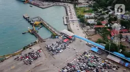 Pantauan udara kendaraan pemudik memadati Pelabuhan Merak, Banten, Jumat (29/4/2022). Pemudik yang mulai melakukan antre kendaraan di Pelabuhan Merak mulai terlihat padat jelang arus mudik Lebaran 2022. Tak tanggung-tanggung, antrean berlangsung hingga berjam-jam. (Liputan6.com/Angga Yuniar)