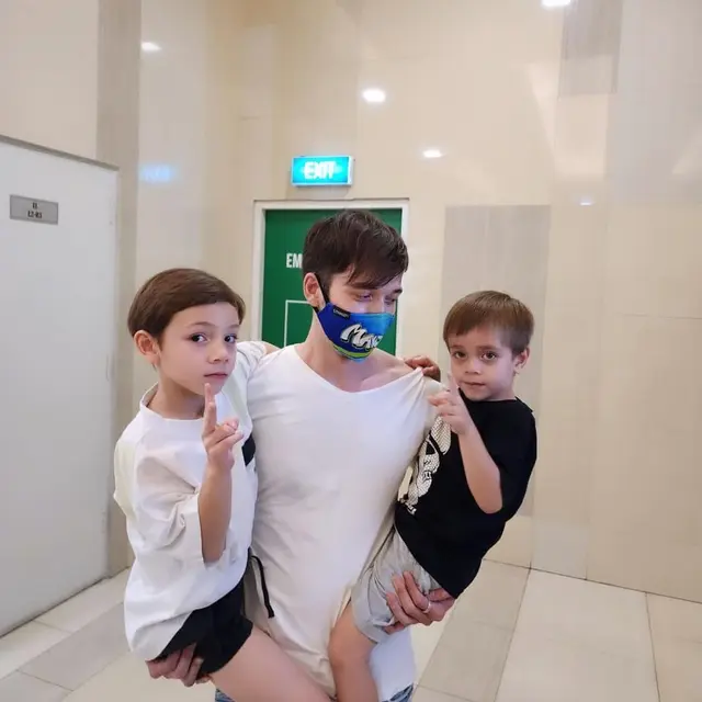 Akhirnya Menemui Anaknya, Ini 6 Potret Stefan William Bersama Lucio dan Koa