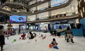 Ice Skating Rink di Pakuwon Mall Bekasi. (dok. Pakuwon Mall Bekasi)