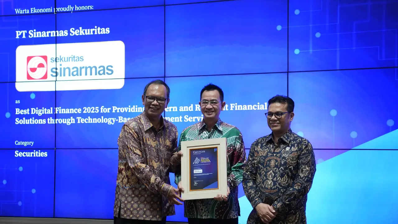Penyerahan Penghargaan “Indonesia Best Digital Finance Awards 2025” kepada Kie Kie, Direktur Sinarmas Sekuritas. (Dok Sinar Mas)