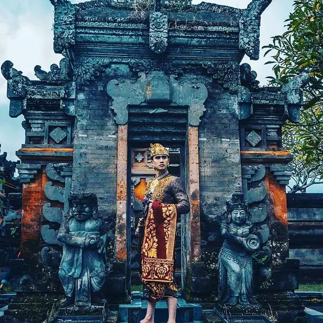 7 Potret Verrel Bramasta Pakai Baju Adat Bali, Makin Menawan
