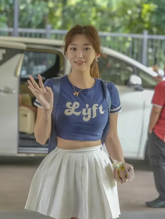 Bahkan dengan crop top yang dikenakan, ia berhasil hadirkan gaya menggemaskan. [Foto: Instagram/ Livy Renata]