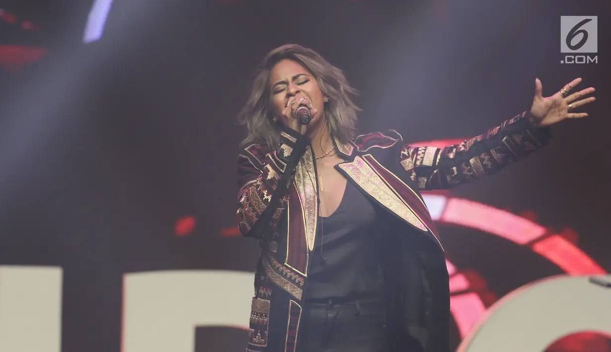 Penyanyi Laya Pesulima meng-cover lagu milik Glenn Fredly berjudul "Kau" pada Konser Diaspora Indonesia di Jakarta, Sabtu (1/7). Selain Laya Pesulima, konser ini juga menampilkan Maudy Ayunda dan Anggun C Sasmi. (Liputan6.com/Herman Zakharia)