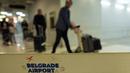 Penumpang melewati gedung bandara di Beograd, Serbia, Rabu (21/9/2022). Sejumlah besar orang Rusia bergegas untuk memesan tiket sekali jalan ke luar negeri sementara mereka masih bisa setelah Presiden Rusia Vladimir Putin mengumumkan mobilisasi militer parsial bagi 300.000 warganya dalam perang Ukraina. (AP Photo/Darko Vojinovic)