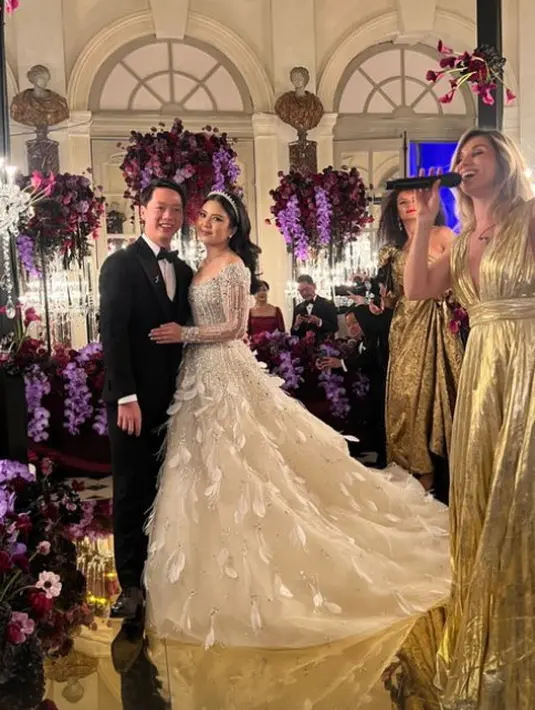 Di malam resepsi, Valencia kenakan gaun putih dari Elie Saab [@audreyphotoparis]