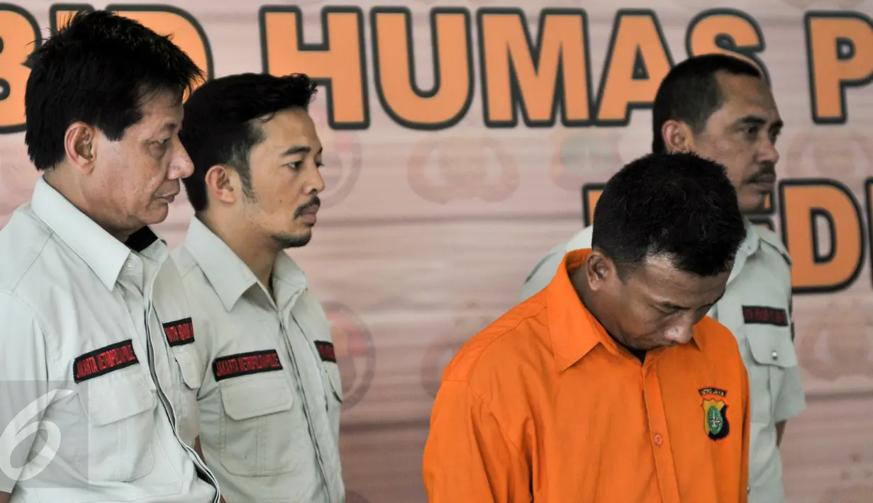 Petugas memperlihatkan tersangka saat rilis di Polda Metro Jaya, Jakarta, Rabu (22/2). Dari tangan tersangka, Polisi berhasil mengamankan narkotika jenis sabu sebanyak 2,5kg. (Liputan6.com/Yoppy Renato)
