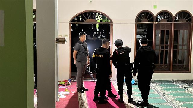 Kondisi Masjid di dalam SMAN 72 Jakarta, Kelapa Gading, Jakarta Utara pasca adanya ledakan. (Liputan6.com/Nanda Perdana Putra)