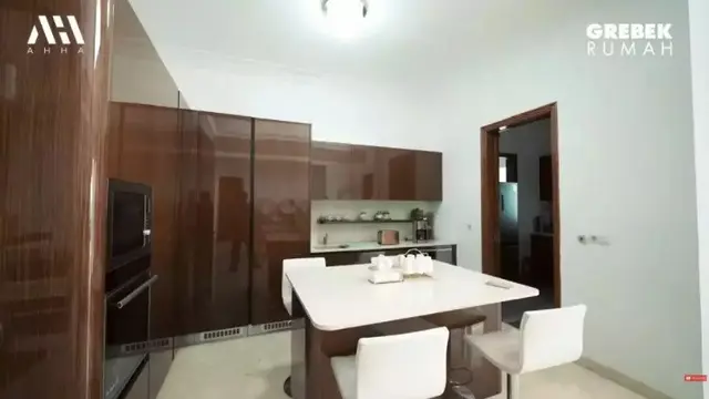 Potret Mewah Dapur Milik Fuji yang Dipenuhi Ornamen Kayu, Harganya Senilai Rp12 Miliar