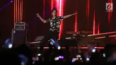 Penampilan vokalis pop rock asal Korea Selatan, CNBLUE Jung Yong Hwa saat konser bertajuk Between Us di Indonesia Convention Exhibition (ICE) BSD, Tangerang Selatan, Sabtu (15/7). (Liputan6.com/Herman Zakharia)