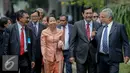 Xanana Gusmao (kanan) berbincang dengan Luhut Panjaitan usai menyaksikan keterangan pers Presiden Jokowi terkait kerjasama dengan Timor Leste di Istana Merdeka, Jakarta, Rabu (26/8/2015). (Liputan6.com/Faizal Fanani)