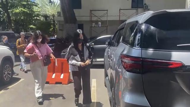 WN Korea Selatan bernama Amy BMJ memenuhi panggilan sebagai saksi pelapor atas kasus dugaan perzinahan yang menyeret penyanyi Dangdut Tisya Erni.