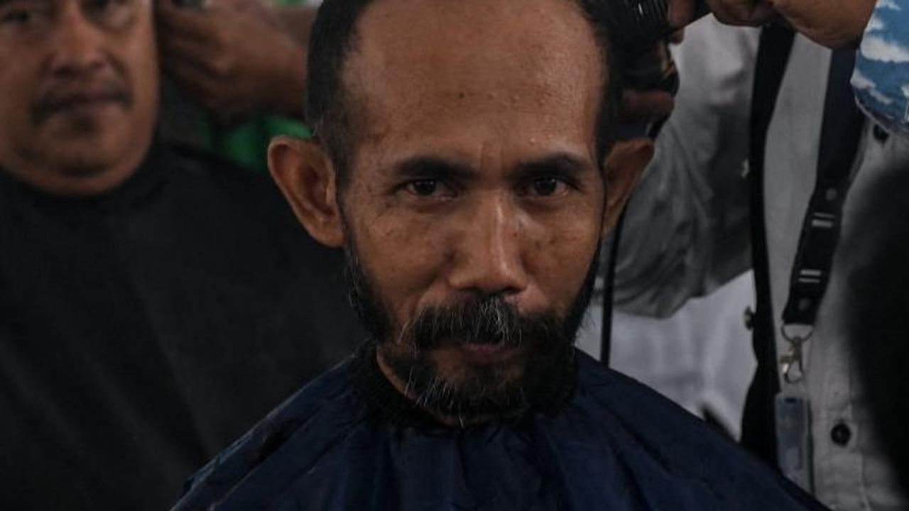 FOTO: Antusiasme Masyarakat Surabaya Ikut Potong Rambut Massal Menyambut Ramadan