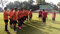 Tim PON Jateng terpaksa berlatih di Lapangan II milik TNI AD di Bogor, Selasa (13/9/2016) pagi, setelah merasa diperlakukan tak adil oleh panitia PON Jabar. (Bola.com/Robby Firly)