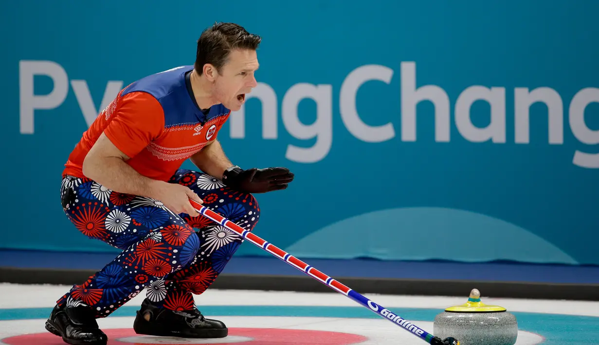 Atlet curling asal Norwegia, Thomas Ulsrud tampil bertanding melawan Denmark pada perhelatan Olimpiade Musim Dingin Pyeongchang 2018, Minggu (18/2). Atlet curling tersebut mengenakan celana bergambar bunga putih, merah dan biru. (AP/Natacha Pisarenko)