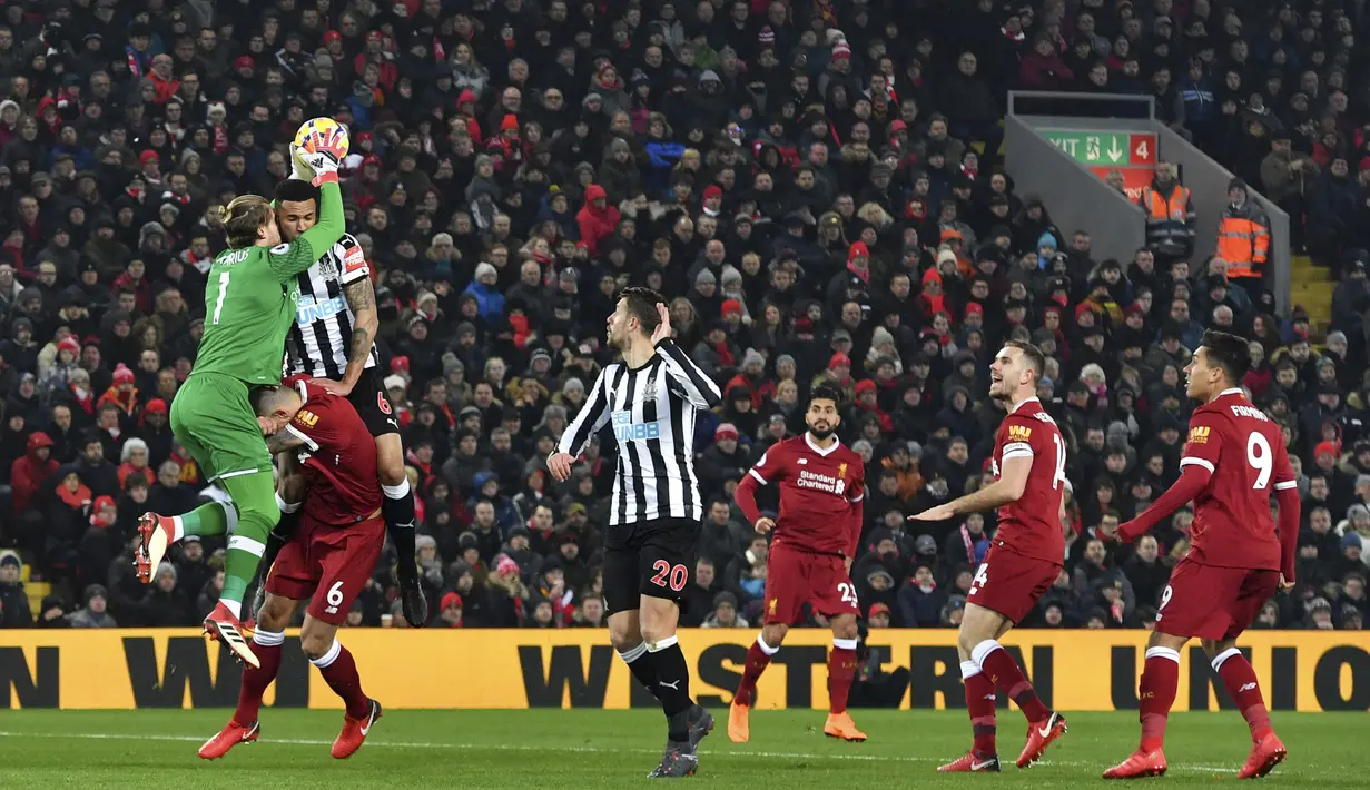 Kiper Liverpool, Loris Karius mengamankan bola dari kejaran pemain Newcastle United pada lanjutan Premier League di Anfield, Liverpool, (3/3/2018). Liverpool menang 2-0. (Anthony Devlin/PA via AP)