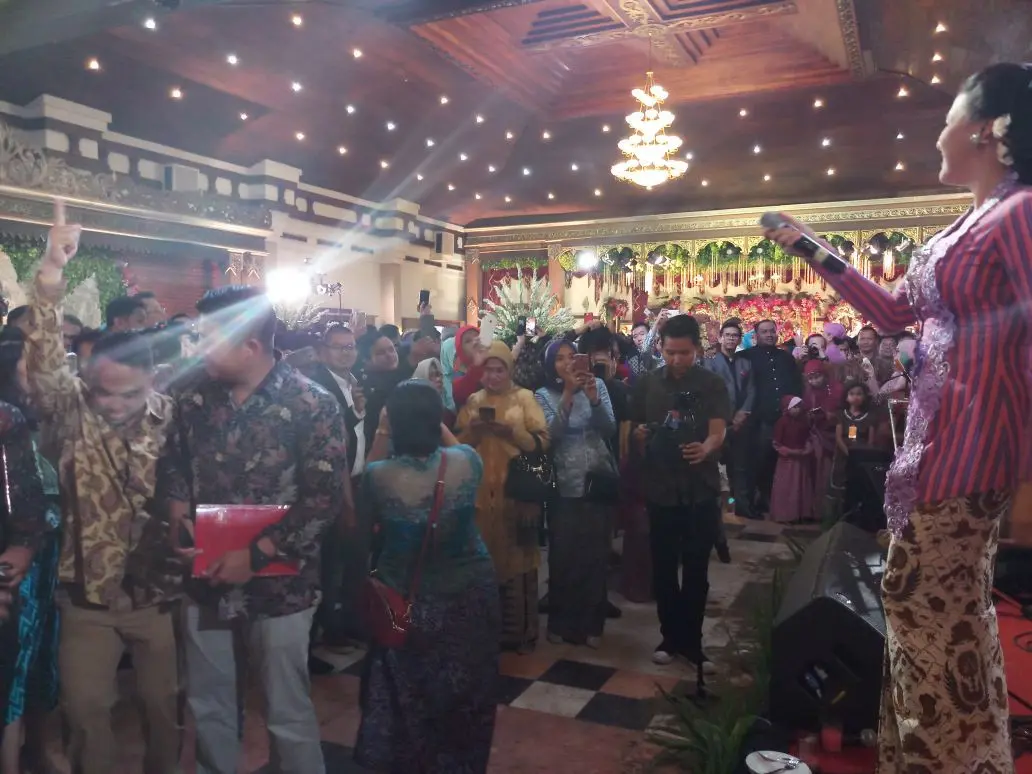 Penyanyi Vicky Shu sempat unjuk suara di acara resepsi Kahiyang Ayu-Bobby Nasution di Graha Saba Buana, Solo, Jawa Tengah, Rabu (8/11/2017).(Liputan6.com/Luqman Rimadi)