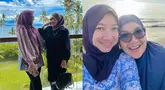 Meski belum resmi menjadi mertua, Umi Kalsum dan ibunda Lettu Fardhana kerap menghabiskan waktu bersama.  Jika melihat Instagram calon mertua Ayu Ting Ting, Umi Kalsum dan calon mertuanya sudah bertemu sejak September 2023. Saat itu, keduanya menunaikan umrah bersama secara berkelompok.  (Liputan6.com/IG/@mom_ayting92_)