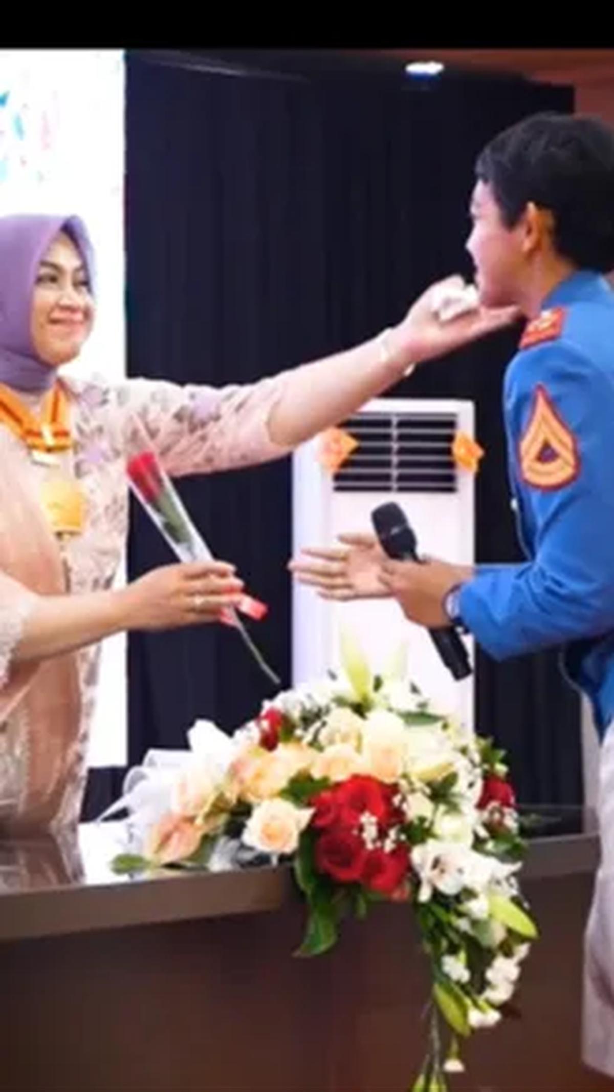 Ia menekankan pentingnya mempunyai etika yang kuat dan menjunjung tinggi moral yang baik.