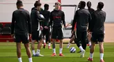 Gelandang Manchester United (MU) asal Argentina, Alejandro Garnacho (tengah) bereaksi saat mengikuti sesi latihan tim di Carrington Training Complex, Manchester, Inggris pada 14 Mei 2025. (Oli SCARFF/AFP)