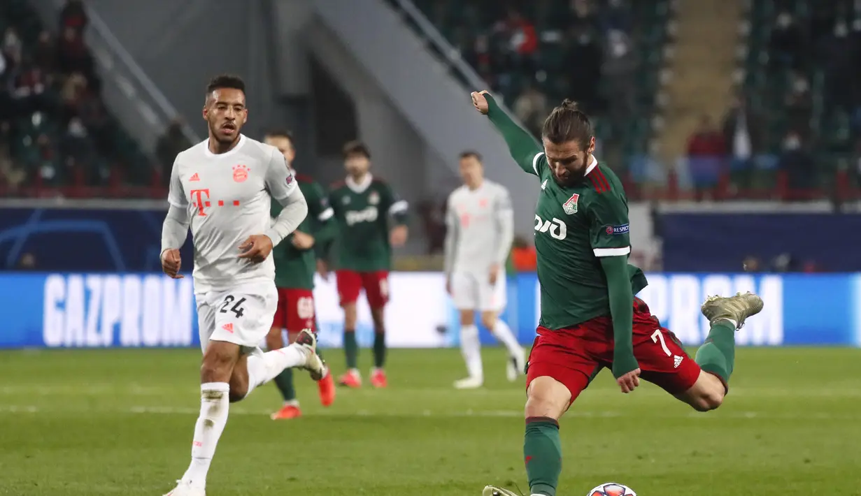 Pemain Lokomotiv Moscow,  Grzegorz Krychowiak menembak bola dari kawalan bek Bayern Munchen, Corentin Tolisso  pada pertandingan grup A Liga Champions di Moskow, Rusia, Selasa (27/10/2020). Munchen menang tipis 2-1 atas Lokomotiv Moscow. (Maxim Shipenkov/Pool via AP)