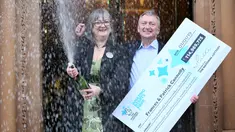 Frances dan Patrick Connolly seusai diumumkan sebagai pemenang lotere EuroMillions hari tahun baru di Belfast, Irlandia Utara, Jumat (4/1). Pasangan suami istri tersebut memperoleh 115 juta poundsterling atau sekitar Rp2,1 triliun. (Paul FAITH/AFP)