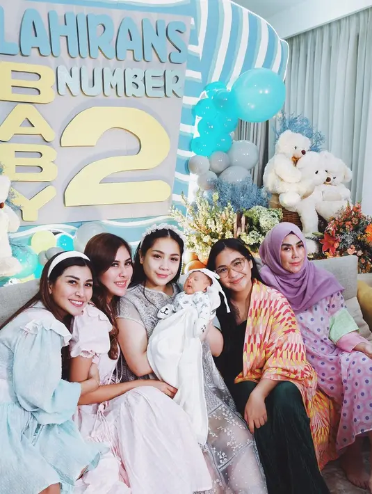 Momen kompak lainnya dari Syahnaz bersama kakak dan ipar perempuannya. Saat Gigi baru saja melahirkan Rayyanza, keempatnya berkumpul bersama di acara syukuran. Foto: Instagram.