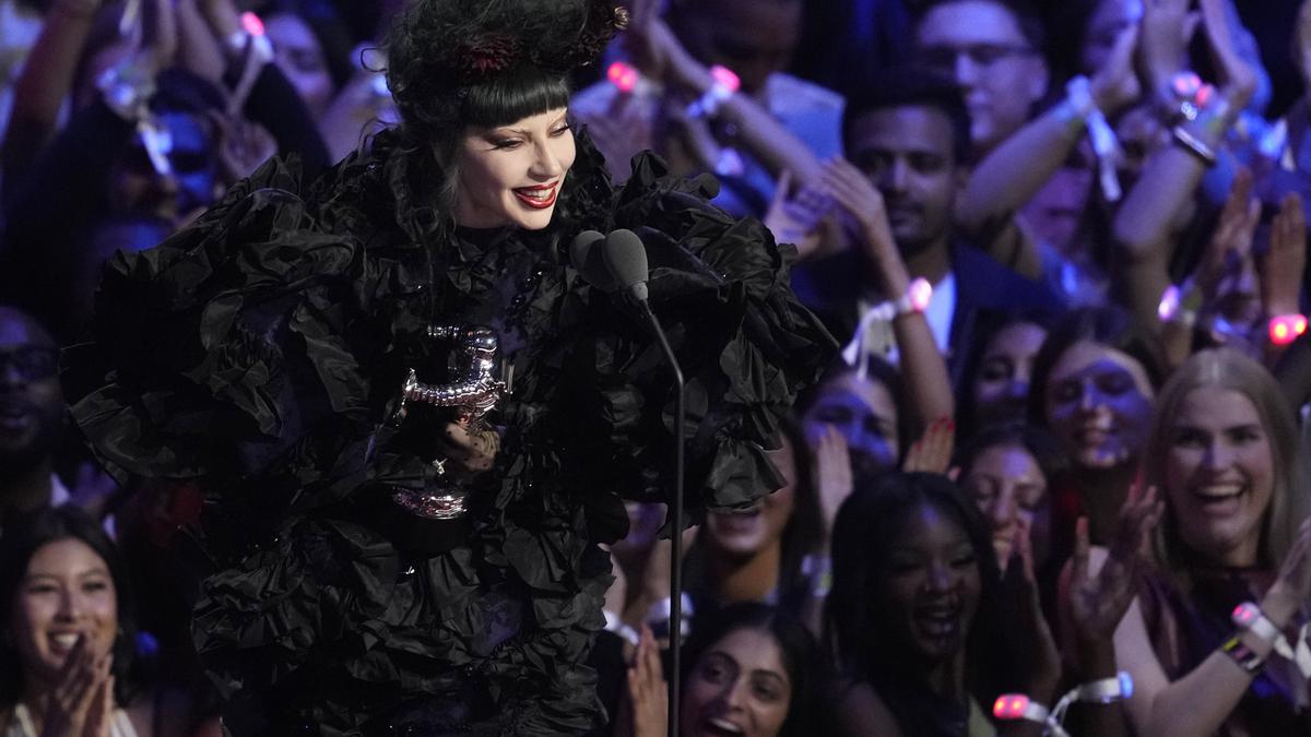 Lady Gaga Bawa Gaya Serba Hitam Wednesday Saat Terima Penghargaan MTV VMAs 2025