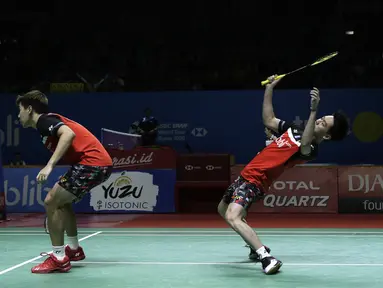 Ganda putra Indonesia, Kevin Sanjaya/Marcus Gideon, saat melawan wakil India, Satwiksairaj Rankireddy/Chirag Shetty, pada Indonesia Open 2019 di Istora, Jakarta, Kamis (17/7). Kevin/Marcus menang 21-15, 21-14. (Bola.com/Yoppy Renato)